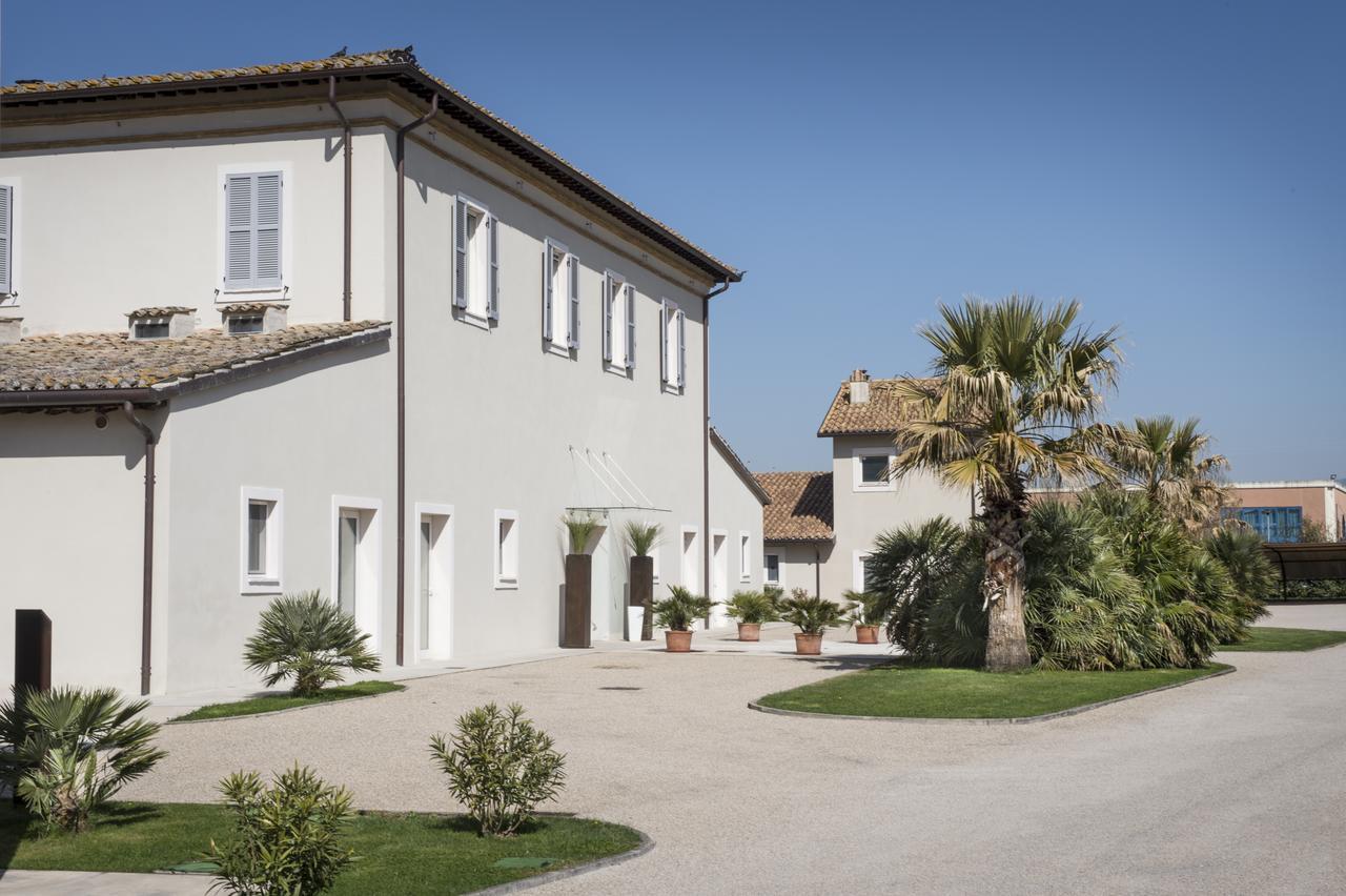 Hotel & Resort Le Colombare Foligno Exterior foto